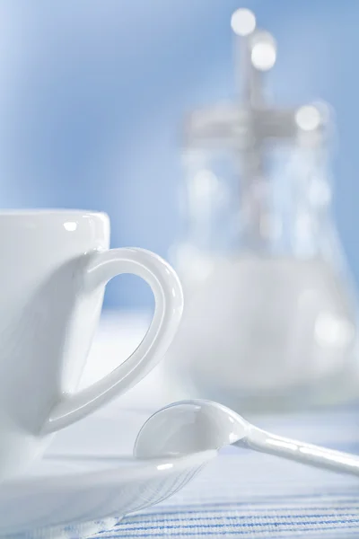 Weiße Keramik Kaffeetasse und Löffel und Zuckerdose — Stockfoto