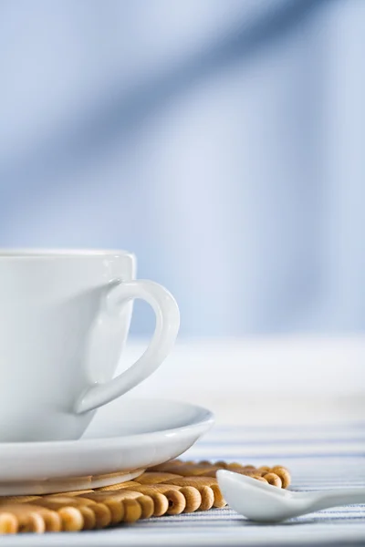 Чашка белого кофе и ложка — стоковое фото