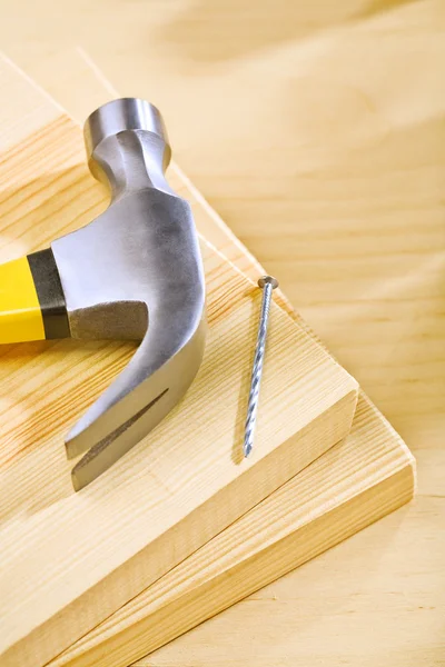 Hammer und Nagel auf Holzbrettern — Stockfoto