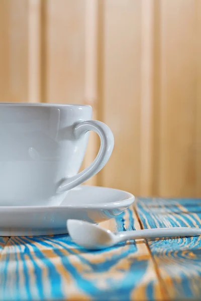 Tasse à café blanche sur la vieille table en bois — Photo