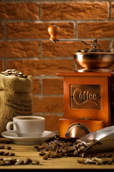Composição de café na parede de tijolo — Fotografia de Stock