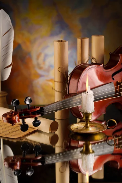 Violino velho e outros itens retro — Fotografia de Stock