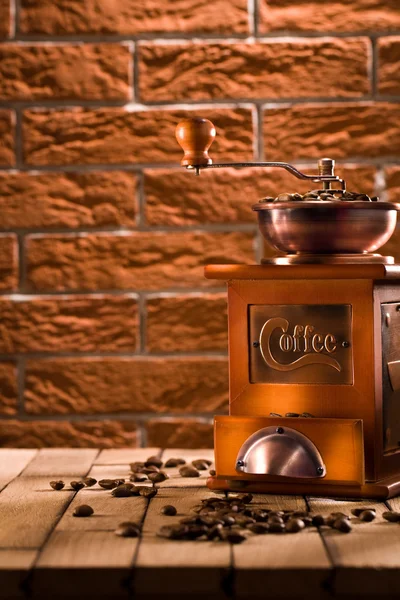 Molinillo de café de madera en la mesa Imagen De Stock