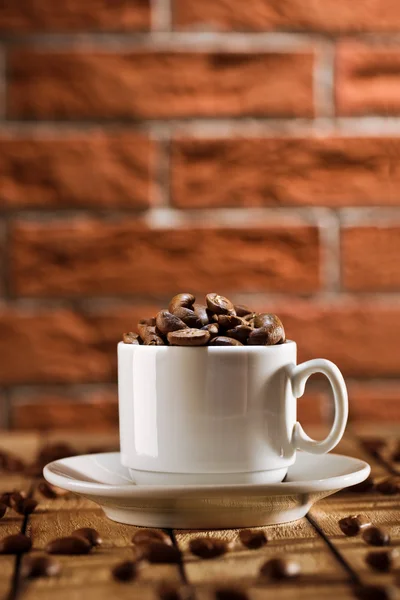 Chicchi di caffè nella tazza — Foto Stock