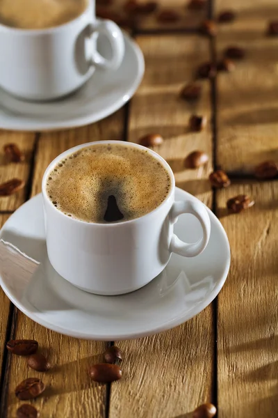 Чашки с кофе на старом столе — стоковое фото