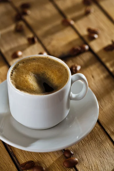 Eine Tasse Kaffee auf dem Tisch — Stockfoto