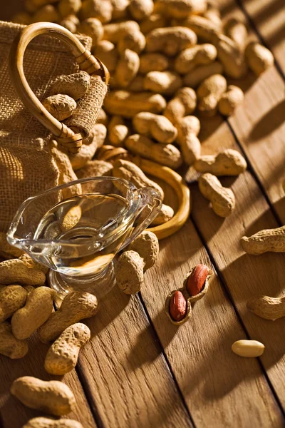 Amendoim com óleo em placas de madeira — Fotografia de Stock