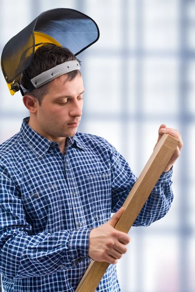 Carpenter veszi a fa tábla — Stock Fotó