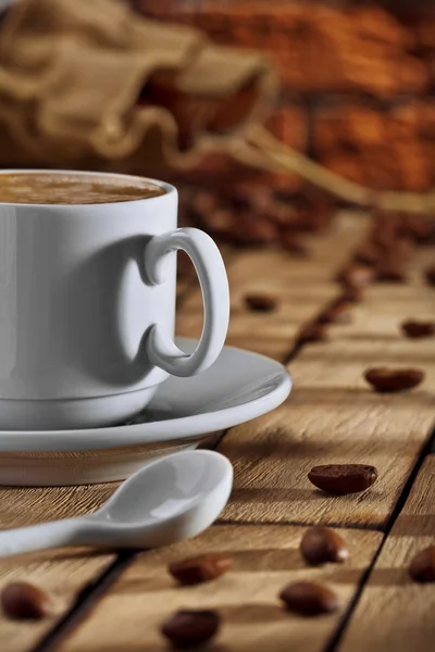 Kaffeeartikel auf Holztisch — Stockfoto
