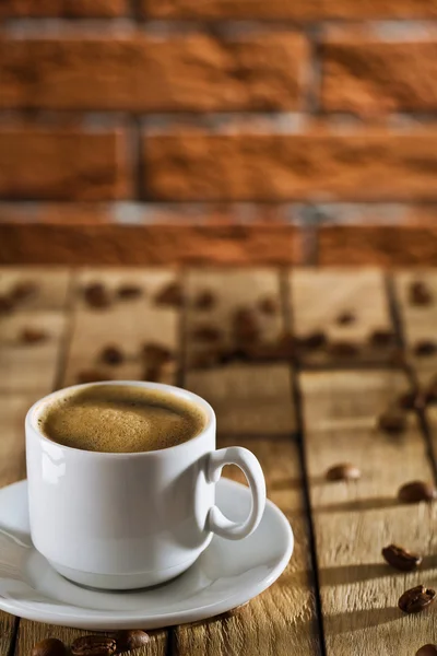 Xícara com café expresso nas tábuas de madeira — Fotografia de Stock