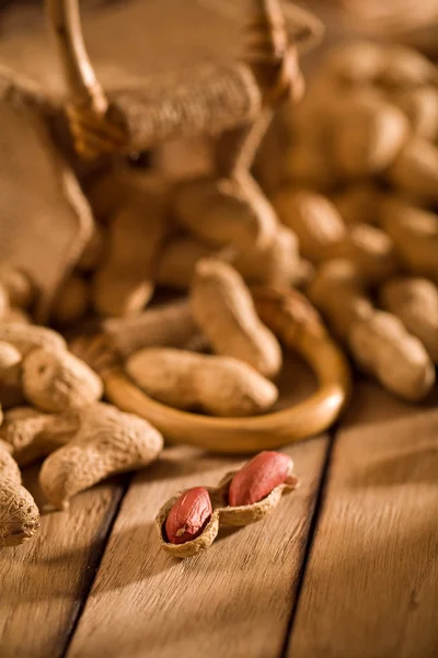 Amendoim em placas de madeira — Fotografia de Stock