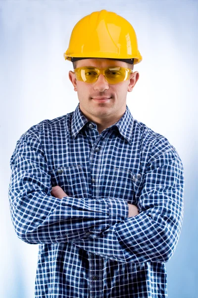 A munkavállaló a hardhat és sárga szemüveg — Stock Fotó