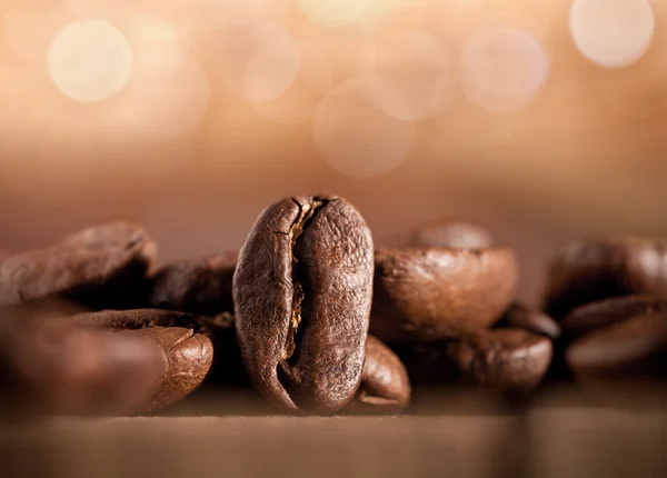 Granos de café sobre fondo borroso — Foto de Stock