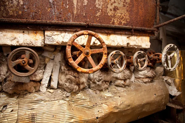 De oude roestige metalen kleppen — Stockfoto