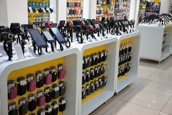 Câmeras digitais e telefones celulares na loja — Fotografia de Stock