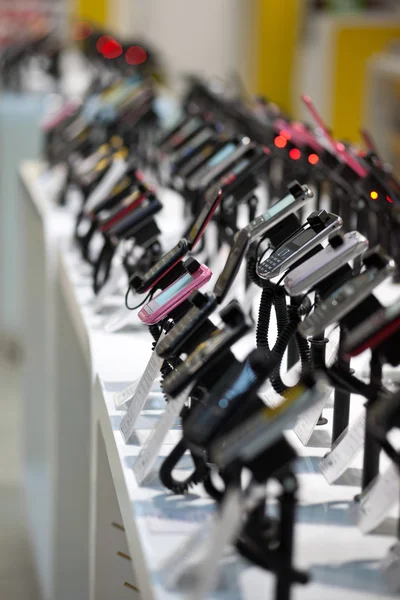 Teléfono móvil en tienda electrónica. Pequeño DOF — Foto de Stock