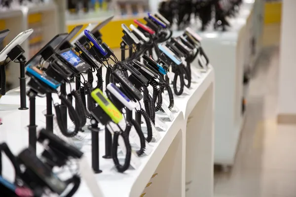 Gadget digitale e telefono in negozio elettronico Foto Stock Royalty Free