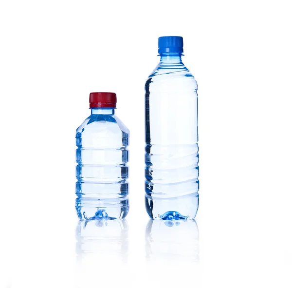Две бутылки воды на белом фоне — стоковое фото