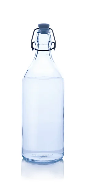 Skleněná láhev s vodou na bílém pozadí — Stock fotografie