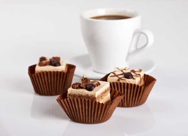 Csokoládés sütemény és egy csésze forró kávé — Stock Fotó