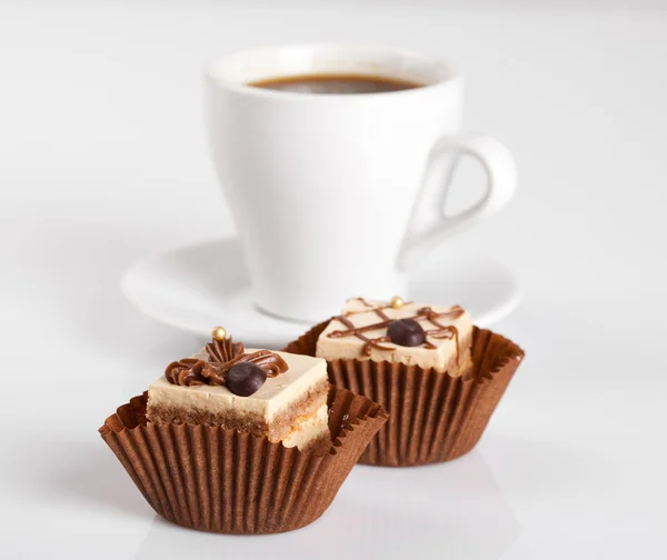 Шоколадні торти і чашка гарячої кави — стокове фото