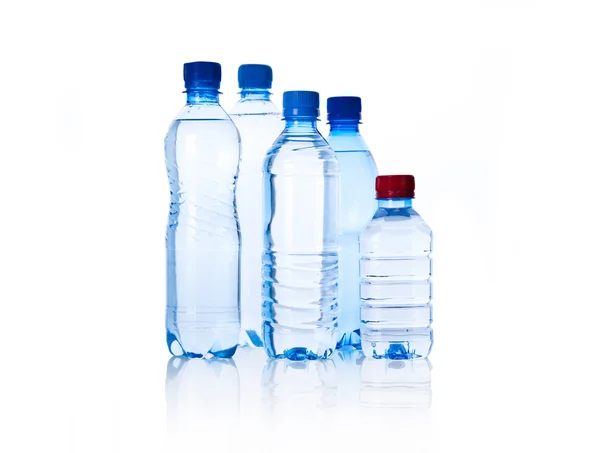 Groep plastic flessen water geïsoleerd op wit — Stockfoto