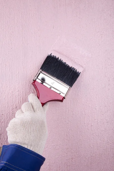 Parede de pintura pintor na cor rosa — Fotografia de Stock