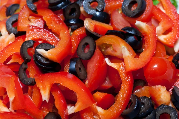 Nakrájené papriky s nakrájené černé olivy — Stock fotografie