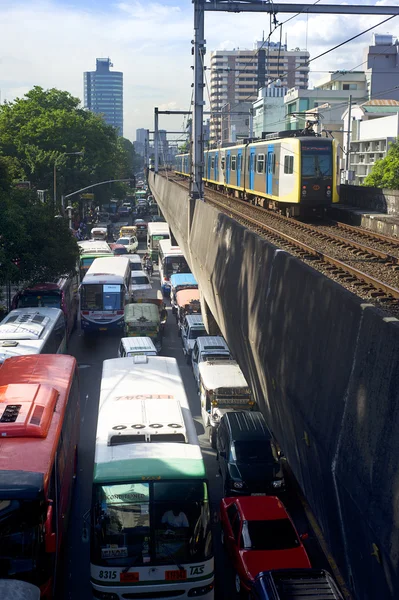 Stadtbahnverkehr in Manila — Stockfoto