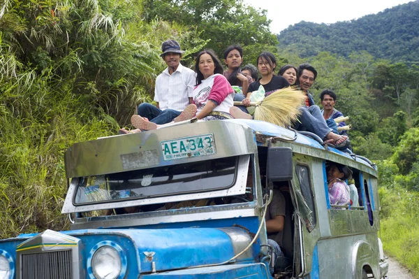 Overstrømmende Jeepney – stockfoto