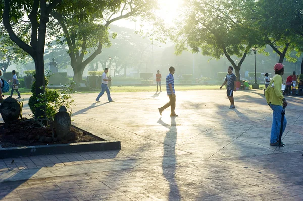 Caminando en Rizal Park — Foto de Stock