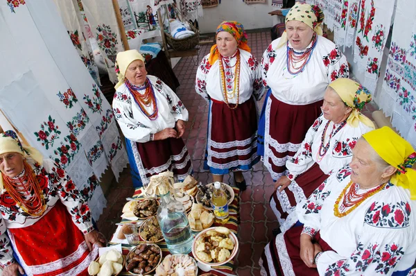 Mulheres vestidas com trajes ucranianos nacionais — Fotografia de Stock