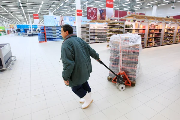 Trabalhador no supermercado — Fotografia de Stock