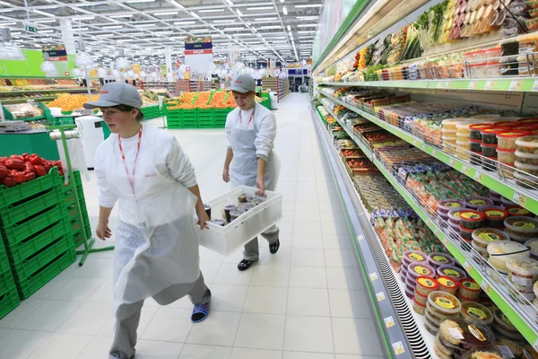 スーパー マーケットの労働者 — ストック写真