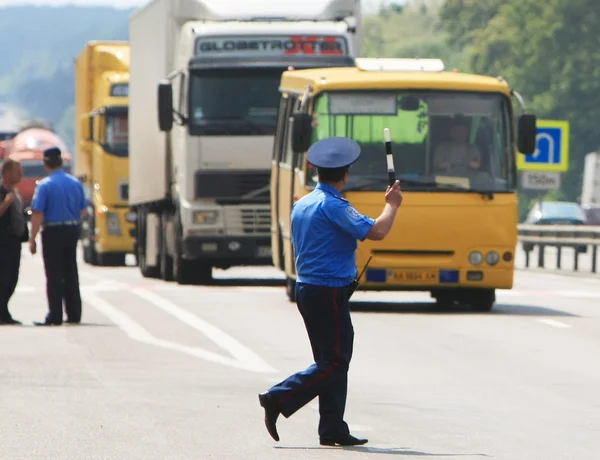 Politieagent op de weg — Stockfoto