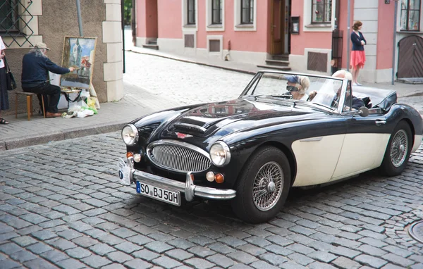 Voiture vintage dans la rue du vieux centre de Riga — Photo