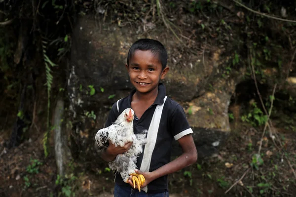 鶏を持つ少年 — ストック写真