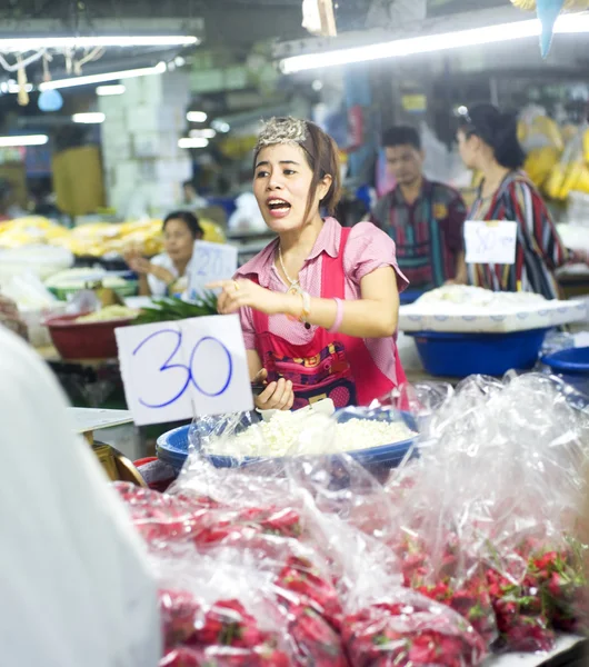 Vendedor no mercado local — Fotografia de Stock