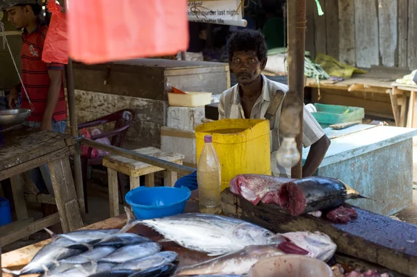 Vendedor num mercado de peixe — Fotografia de Stock