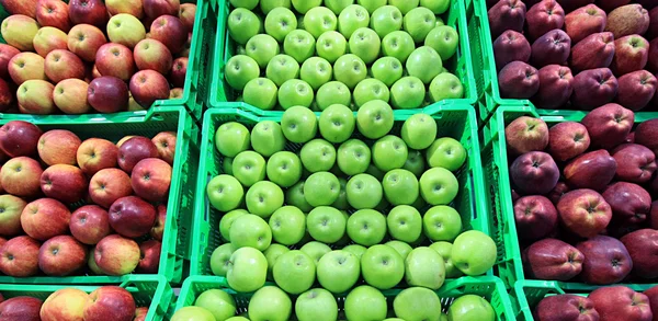 Apple at a farmer's market — Stock Photo, Image