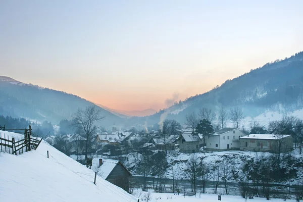 Dorf in den Karpaten — Stockfoto