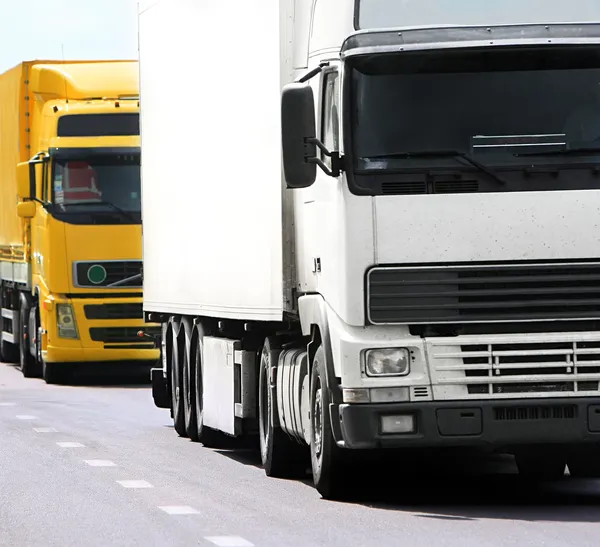 Vrachtwagens op de snelweg — Stockfoto