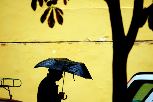 Людина з парасолькою — стокове фото