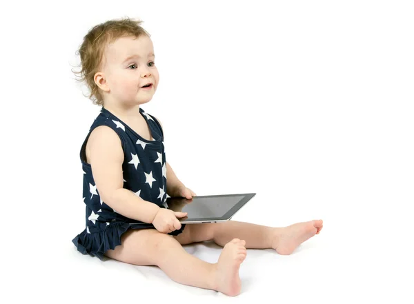 Baby spielt mit Tablet — Stockfoto