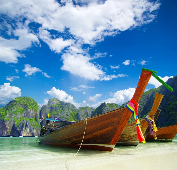 Beach, longtail boats, — Stock Photo, Image