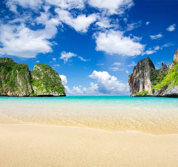 Playa y mar tropical — Foto de Stock