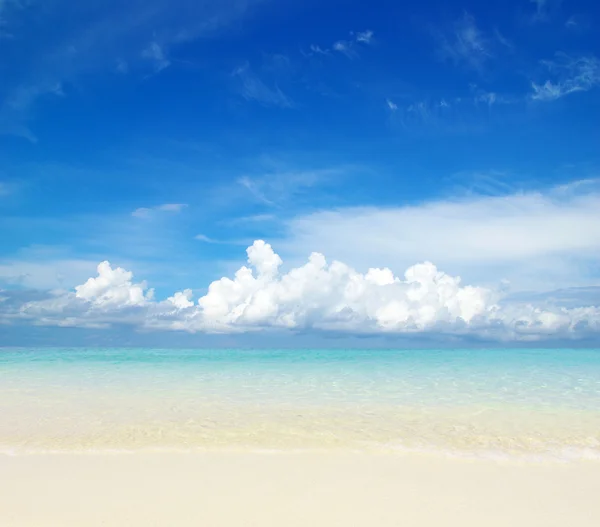 Praia e mar tropical — Fotografia de Stock