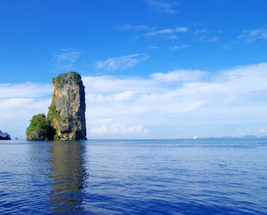 Krabi Thsiland 'da kayalar ve deniz