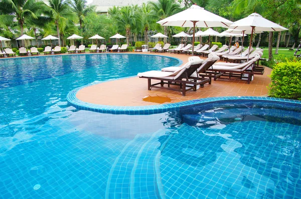 热带风情游泳池 — 图库照片