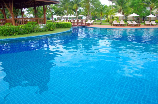 热带风情游泳池 — 图库照片